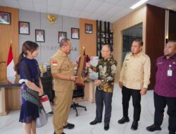 Jalin Hubungan Bilateral. Konsul ‘Jenderal Huang He’ Terima Kain Songket Dari Bupati Batu Bara.